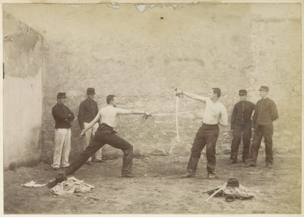 Солдаты с саблями в казарме во Франции, 1900-1910