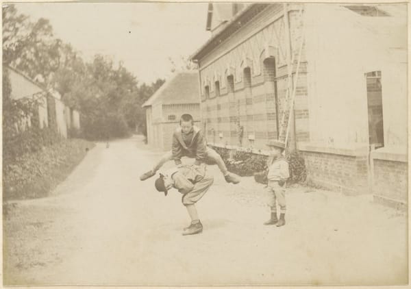 Французские мальчики играют в чехарду, 1900-1910