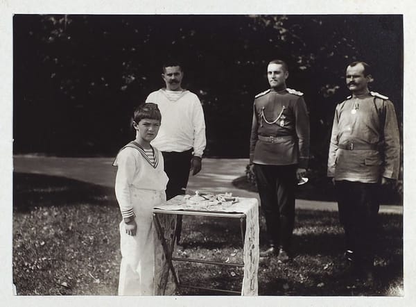Фото Цесаревича Алексея и Великого Князя Алексея Николаевича, пробующего солдатскую пищу