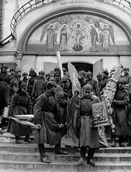 Красноармейцы выносят иконы и церковную утварь после закрытия Симонова монастыря, Москва, 1923