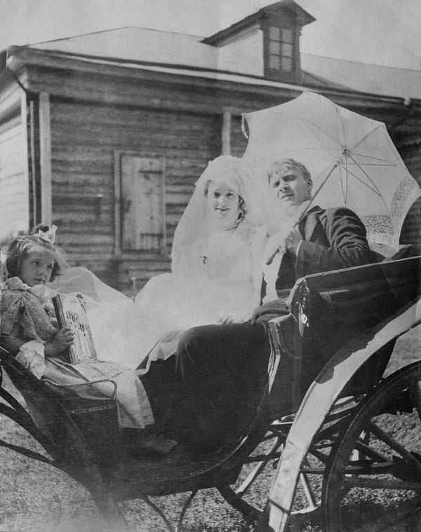 Федор Шаляпин и Иола Торнаги в день свадьбы в селе Гагино, 1898