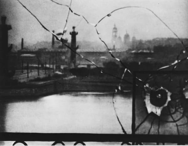 След от пули в окне Зимнего дворца, 1917