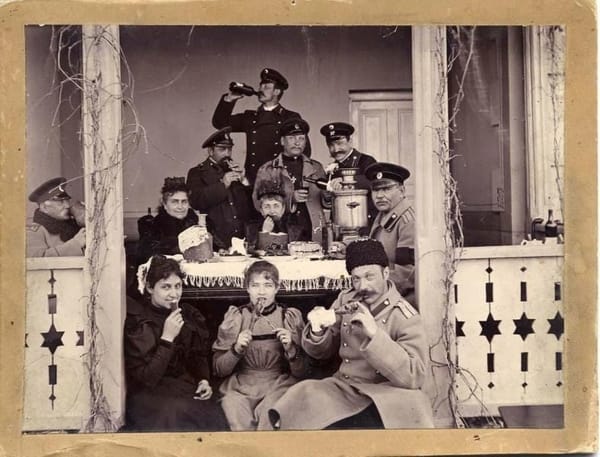 За дачным столом на веранде, 1910-е