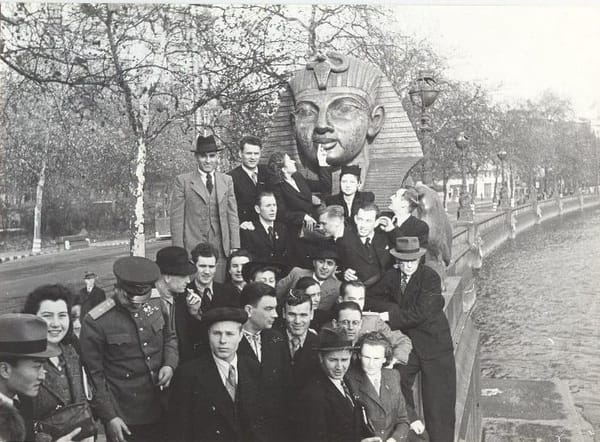 Советская делегация на набережной Темзы, Лондон, 1945