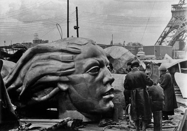 Монтаж скульптуры Веры Мухиной «Рабочий и колхозница» на Всемирной выставке в Париже, 1937