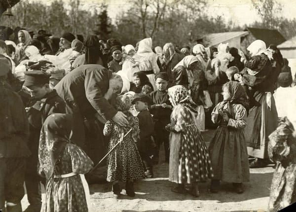 Лев Толстой с крестьянскими детьми в Троицын день, 1909