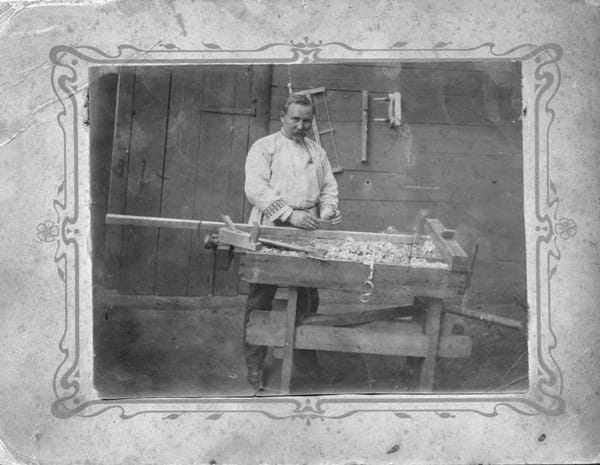 Мужчина за плотницкой работой, 1890-1909