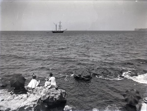 Группа людей на скале у моря, Севастополь, 1897