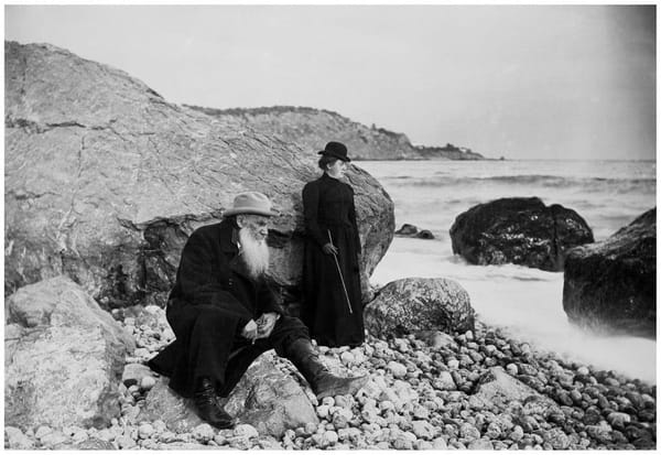 Лев Толстой с дочерью Александрой на берегу моря, 1901