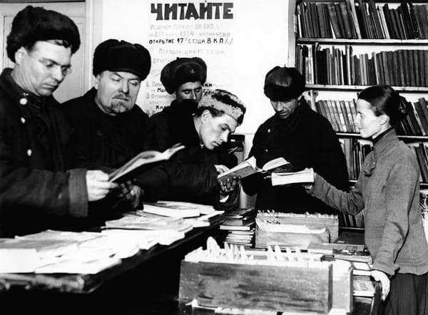 Рабочие Челябинского железнодорожного узла получают книги в библиотеке, 1934