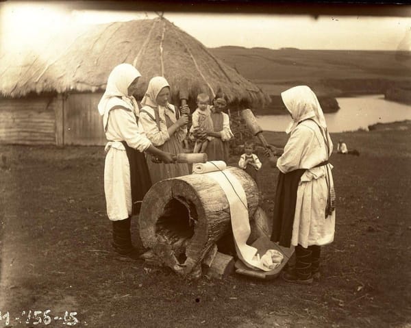 Крестьянки за лощением холста