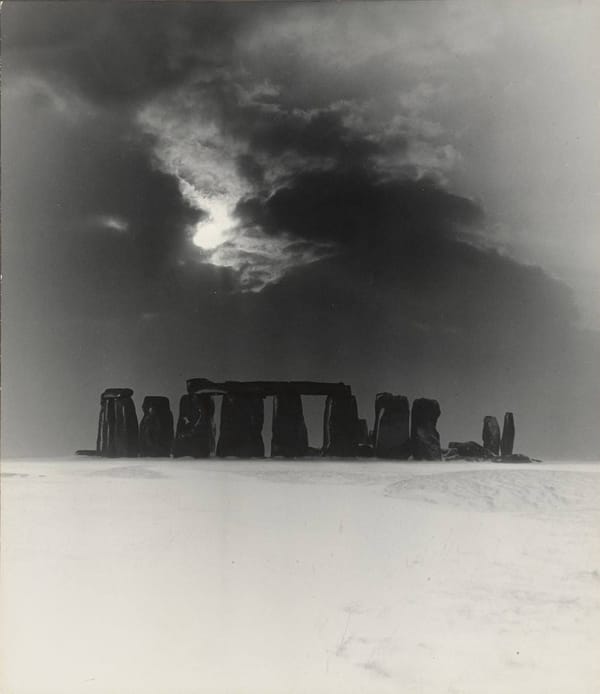 Стоунхендж в снегу, 1947 год, фотография Билла Брандта