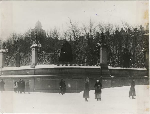 Решетка Зимнего дворца с занавешенными гербами, март 1917