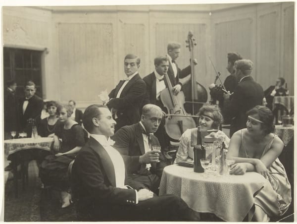 Театральная труппа за столом с камерным оркестром, 1920 - 1935