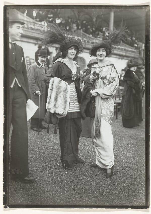 Две девушки на ипподроме, 1913