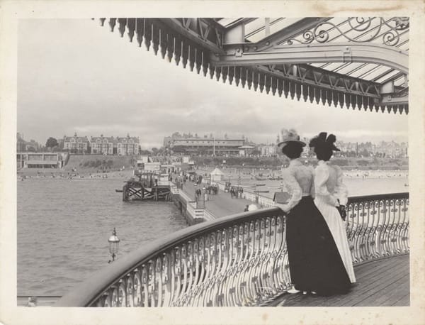 Две женщины на пирсе в Клактон-он-Си, Англия, графство Эссекс, 1879-1914 гг