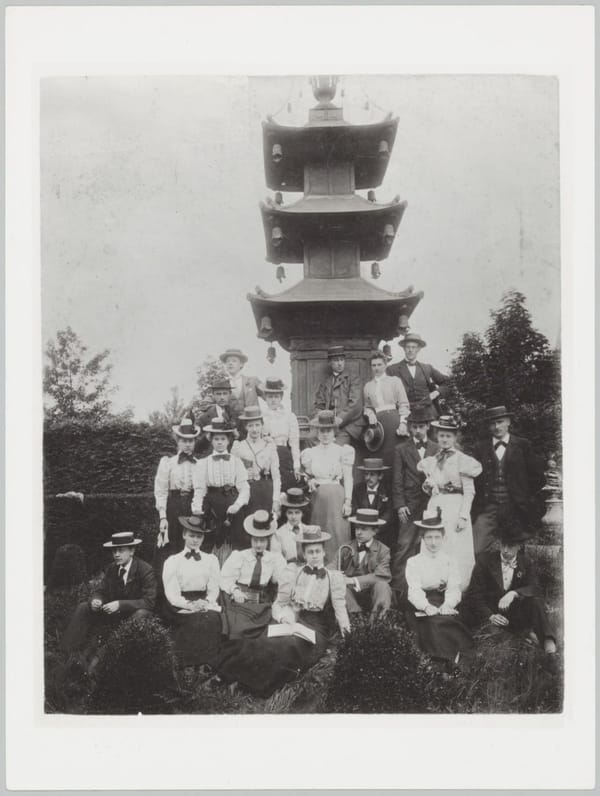 Класс учителей рисовальной школы перед пагодой в саду, 1906