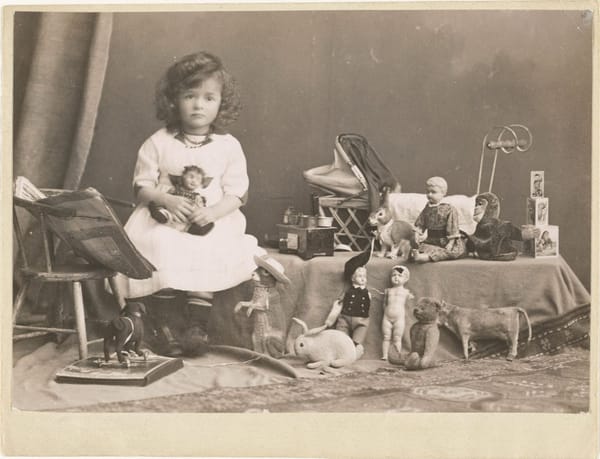 Дочь фотографа со своими игрушками, Берлин, 1914