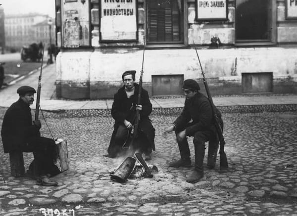 Красногвардейский патруль у костра, Петроград, октябрь 1917, фотограф Штейнберг Яков Владимирович