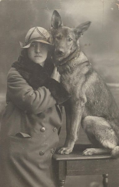 Женщина с собакой, 1920 - 1923