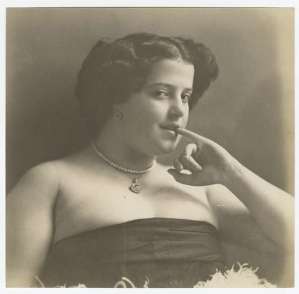 Девушка в платье-бюстье, 1920-е
