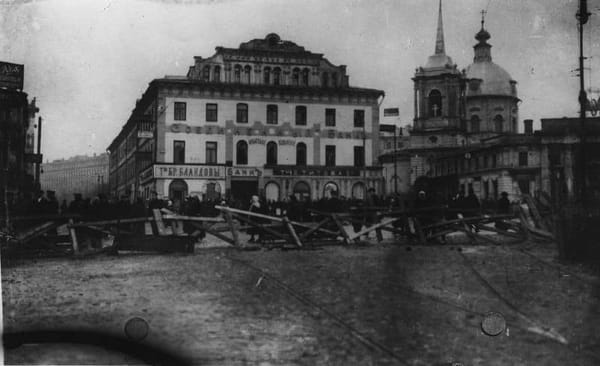 Баррикады на Арбатской площади в Москве в октябре 1917 года