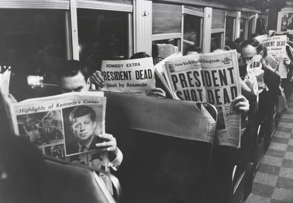 Заголовки 22 ноября 1963 года в пригородном поезде до Стэмфорда, Коннектикут