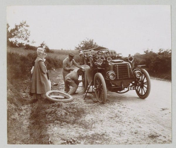 Замена шин автомобиля на проселочной дороге, 1903