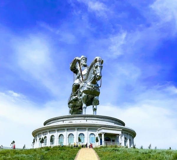 Конная статуя Чингисхана высотой 40 метров, Монголия