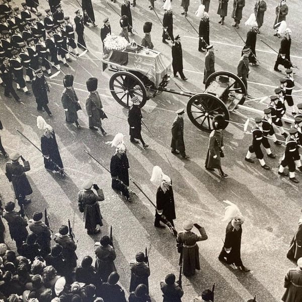 Похороны короля Георга VI в феврале 1952 года, когда в траурную процессию выстроились 10000 солдат