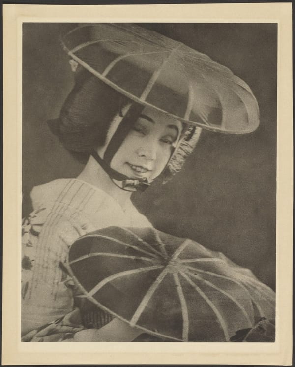 Японка в кимоно и круглой шляпке, 1920