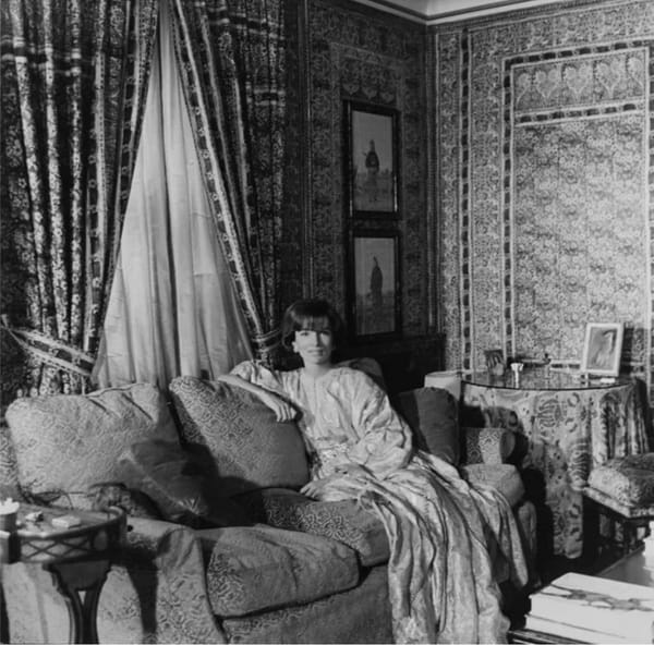 Ли Радзивилл в 1966 году на фотографиях для Vogue в кафтане, который ей подарил король Марокко Хасан II