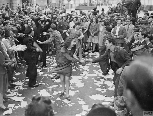 Лондон празднует "VE DAY", 8 мая 1945