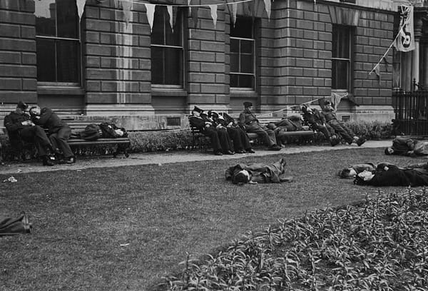 Солдаты, после празднования Дня Победы, Лондон, 9 мая 1945 года