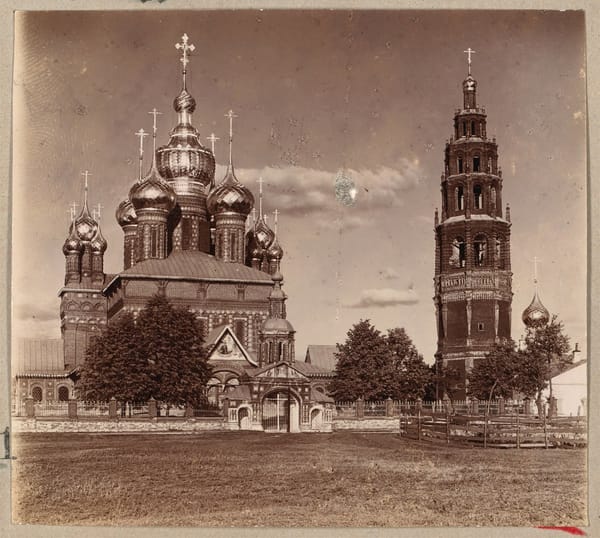 Только набережная Волжская, площадь у Ильинской церкви и облисполкома чисты, даже площадь полита