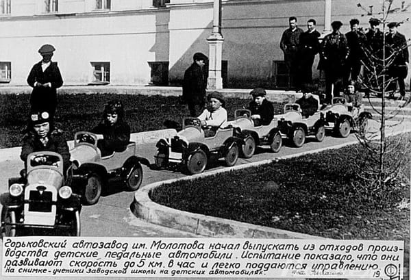 Ученики заводской школы на детских педальных автомобилях "ГАЗ", 1934 г