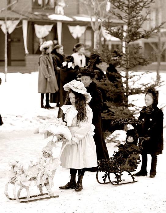 Девочки катают кукол на санках, 1909 год
