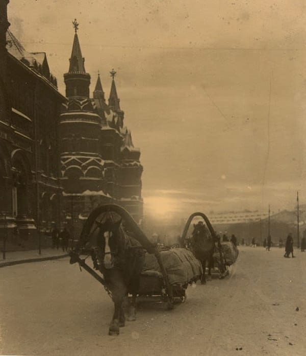 Конный обоз на Красной площади, 1920-е