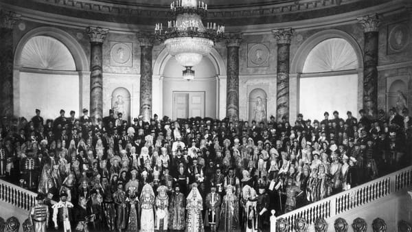 Общая фотография гостей костюмированного придворного бала-маскарада в костюмах XVII в. в Зимнем дворце, 1903 г