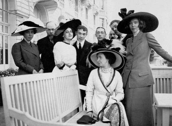 Тамара Карсавина (третья слева), Вацлав Нижинский (четвертый слева), Игорь Стравинский (пятый слева), Сергей Дягилев (второй справа), Александра Хохлова (первая справа) в Ницце, 1911 год