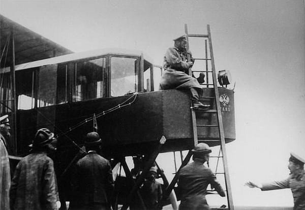 Николай II осматривает самолет «Русский витязь» инженера Сикорского Царское село, лето 1913 года