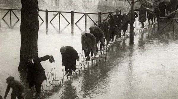 Парижане во время наводнения в 1924 году
