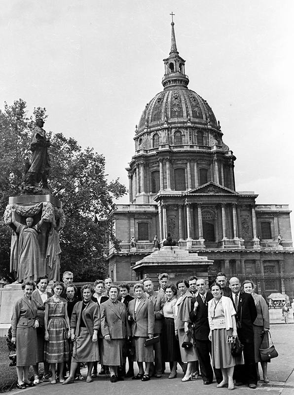 Группа советских туристов у Дома инвалидов в Париже, 1957 год