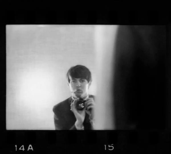 Селфи Пола МакКартни в зеркале отеля Георга V в Париже, январь 1964 года