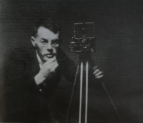 Илья Ильф со своей первой камерой Bebe Ikonta, 1930 год