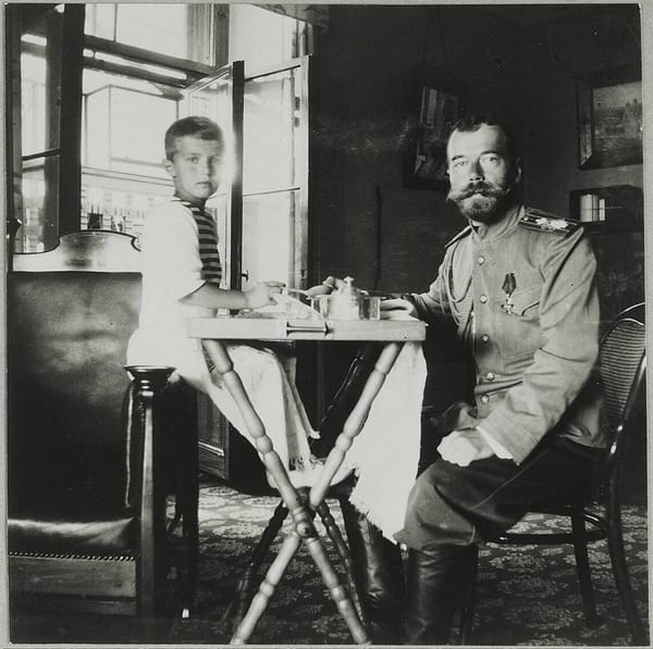 Император Николай II с сыном Цесаревичем Алексеем за завтраком, 1909 год