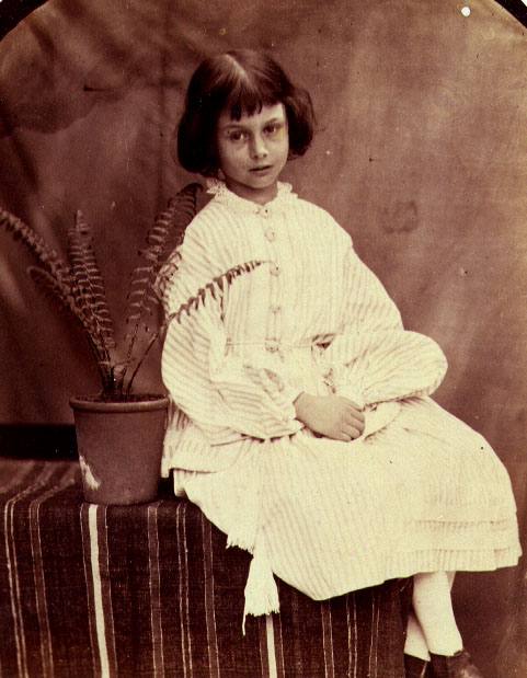 Алиса Лиддел — прототип персонажа Алисы из книги «Алиса в Стране чудес» — на фотографиях Льюиса Кэрролла конца 1850-х