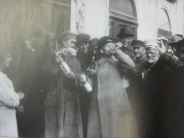 26 ноября 1917 года ВРК принял решение уничтожить все винные и спиртовые запасы в Петрограде