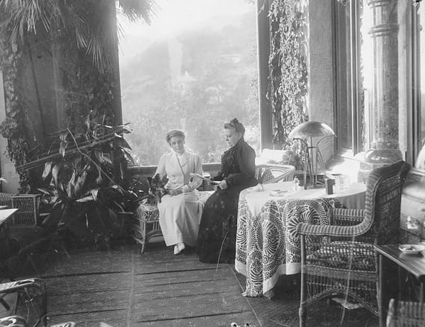 Княгиня Зинаида Николаевна Юсупова (слева) на балконе дворца Юсуповых в Крыму, лето 1913 года