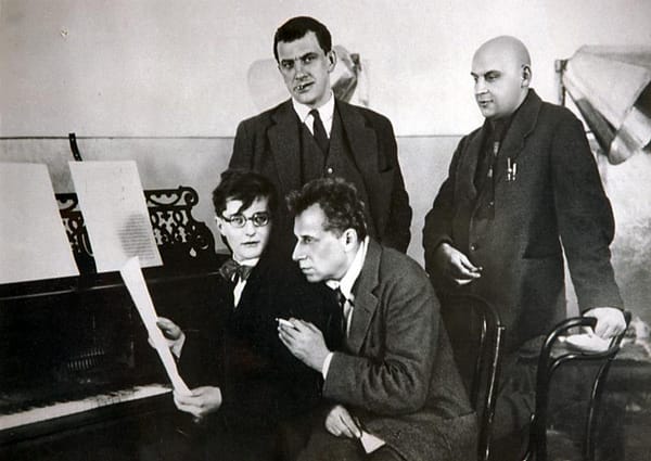 Дмитрий Шостакович, Всеволод Мейерхольд, Владимир Маяковский и Александр Родченко во время работы над спектаклем «Клоп», 1929 год